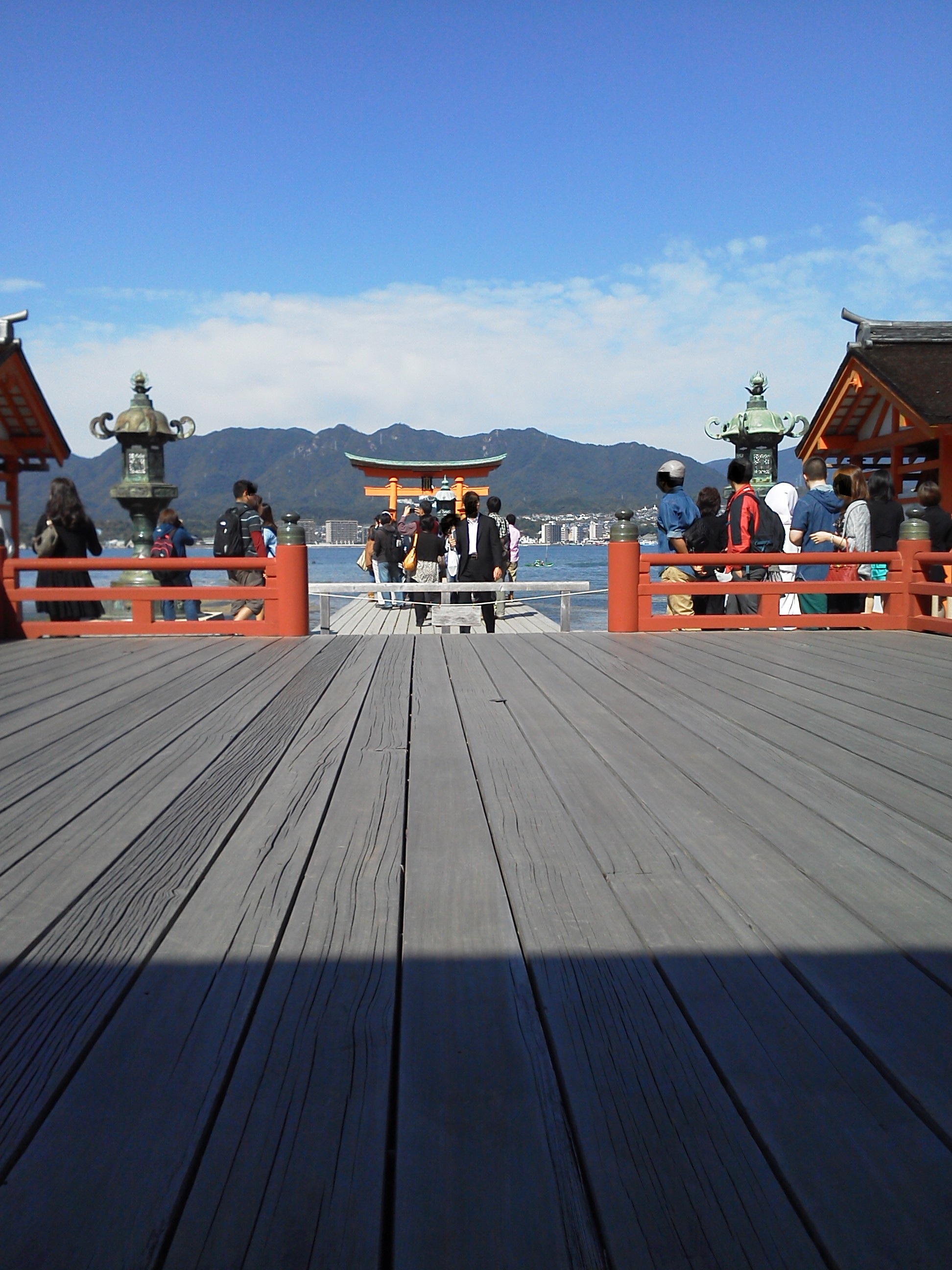 厳島神社　拝殿から大鳥居を見る