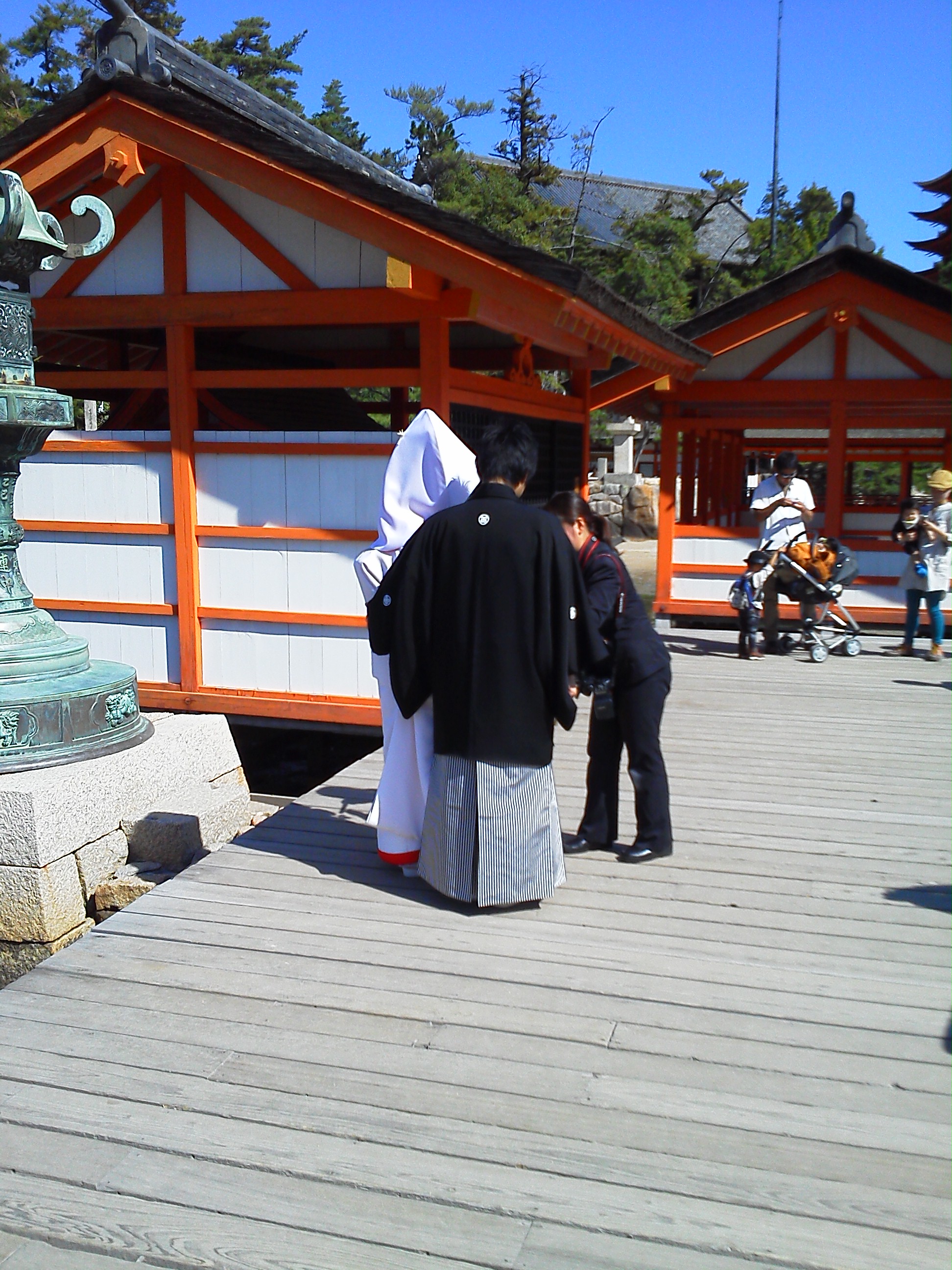 厳島神社で結婚式をあげた二人の後姿