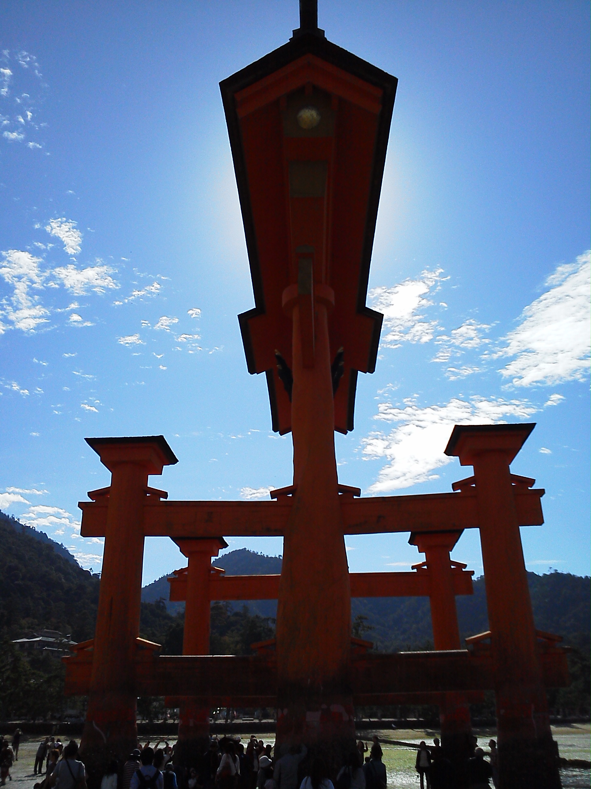 厳島神社の大鳥居の真横