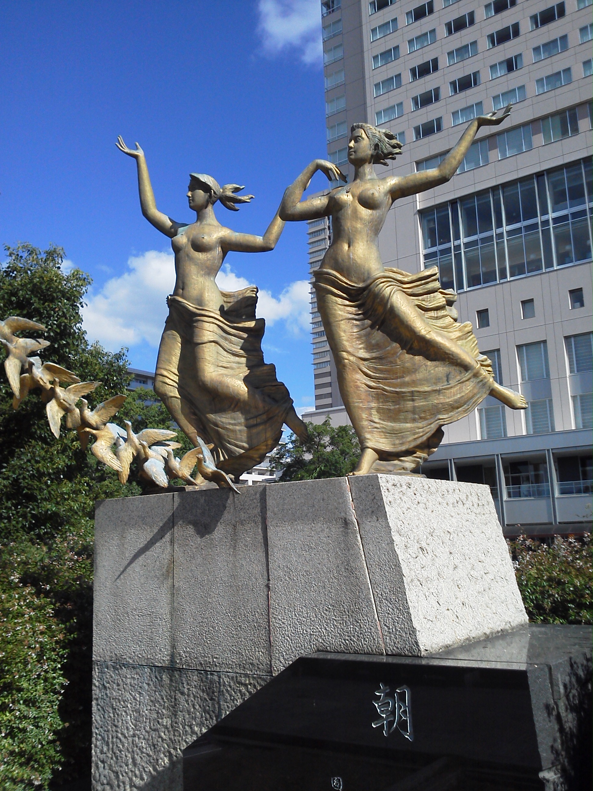広島駅北口彫刻