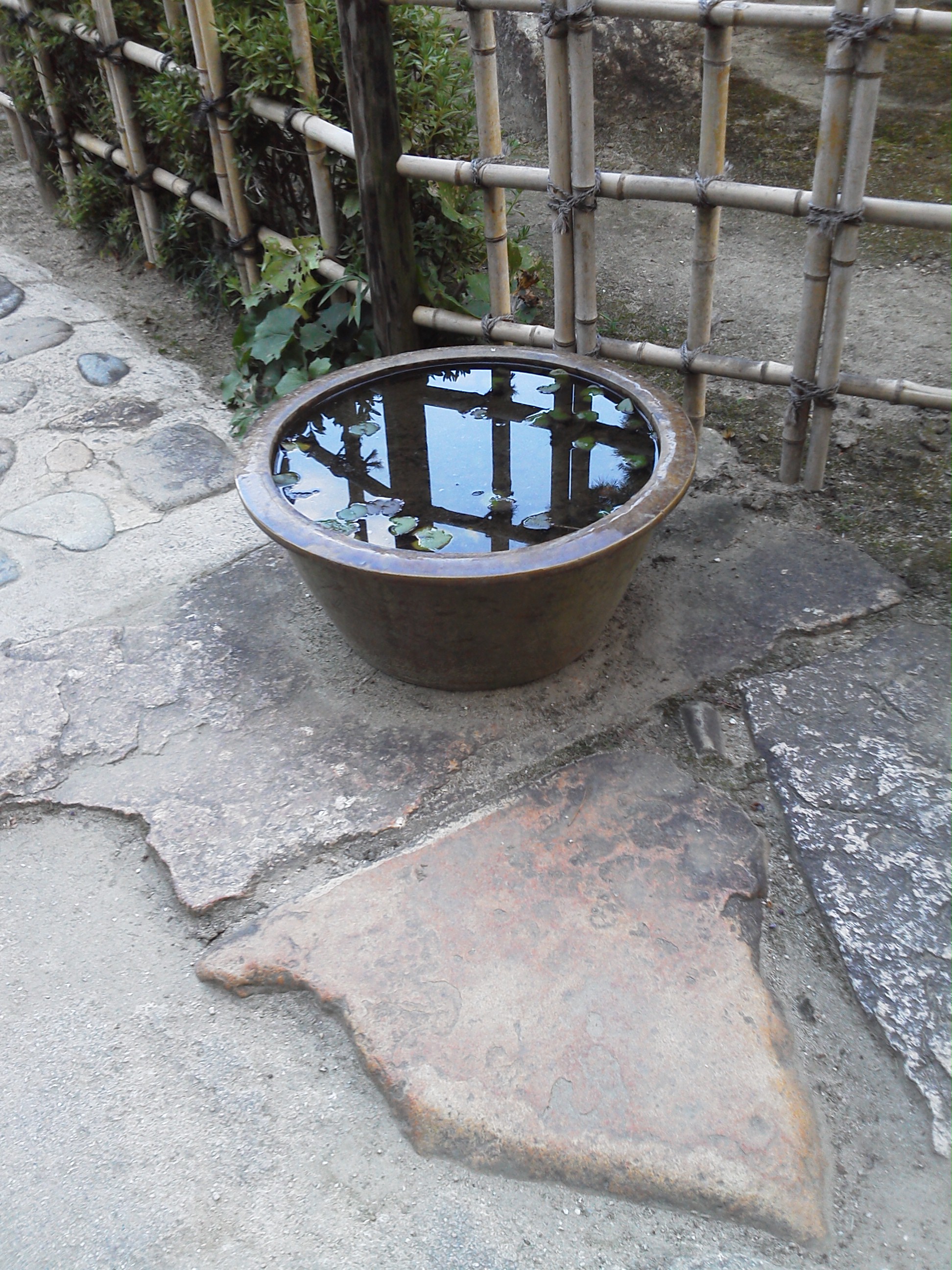 縮景園の水鉢