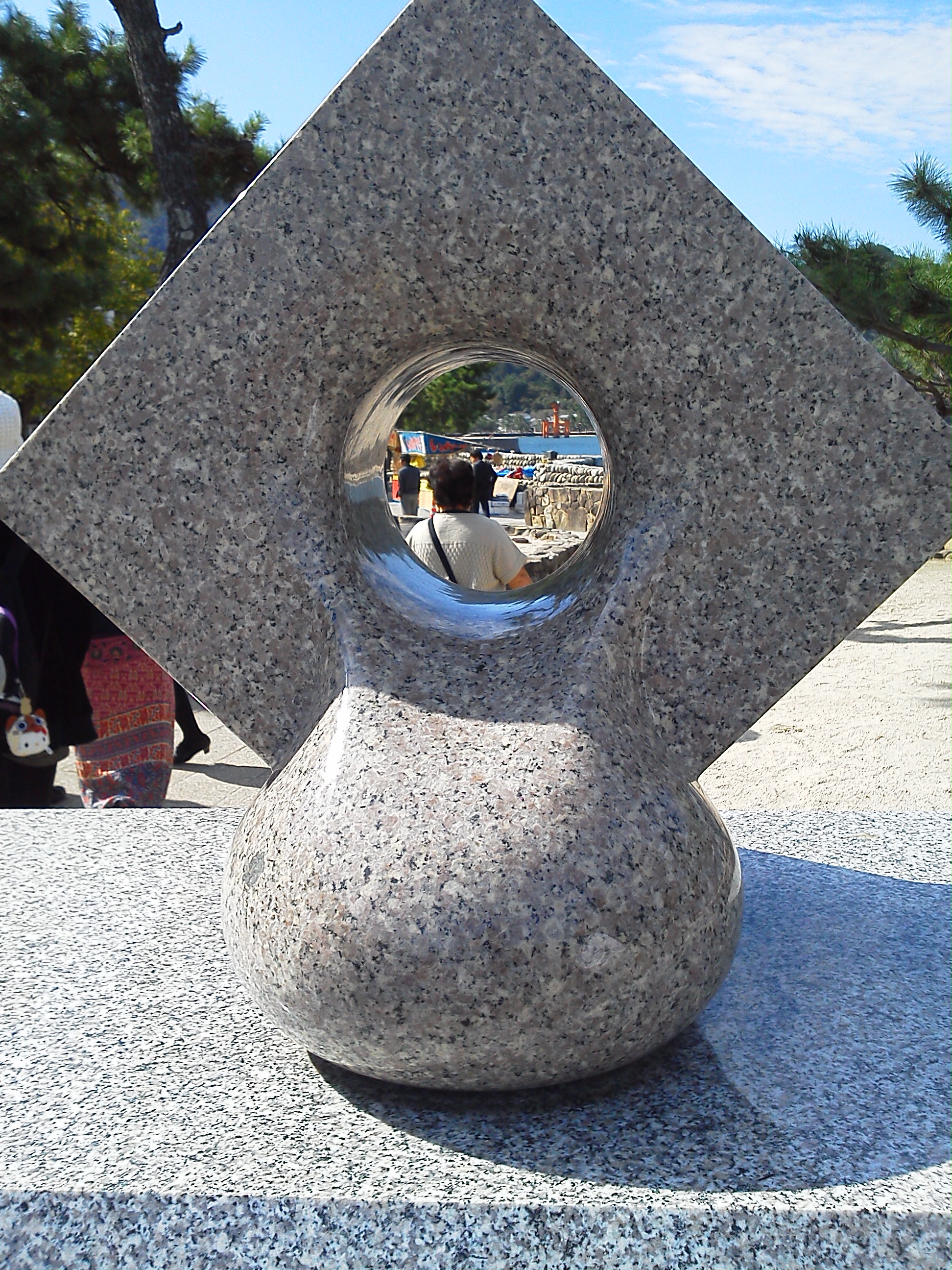 世界遺産の碑から厳島神社の大鳥居